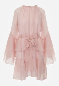 Born2be - Różowa Sukienka z Eterycznymi Falbanami i Wiązanym Paskiem Rivaniah. Okazja: na ślub cywilny, na wesele. Kolor: różowy. Styl: elegancki #2