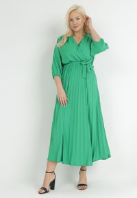 Born2be - Zielona Plisowana Sukienka Maxi z Kopertowym Dekoltem i Wiązaniem w Talii Lariah. Kolekcja: plus size. Kolor: zielony. Materiał: materiał. Typ sukienki: kopertowe. Długość: maxi #1