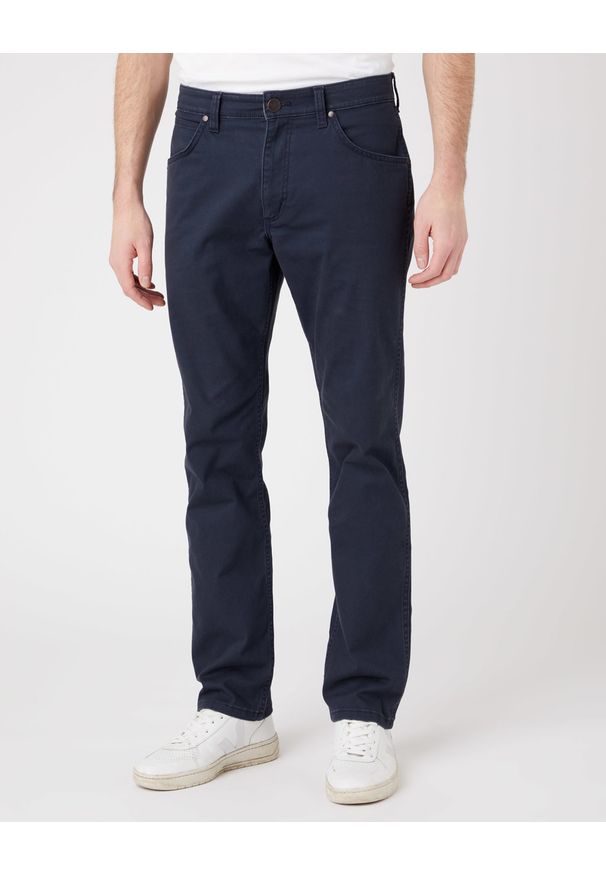 Wrangler - WRANGLER GREENSBORO MĘSKIE SPODNIE JEANSOWE DARK NAVY W15Q71XAE. Materiał: jeans