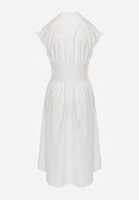 Renee - Biała Sukienka na Guziki z Gorsetowym Panelem z Klamrami w Talii Frose. Typ kołnierza: dekolt gorset. Kolor: biały. Typ sukienki: gorsetowe. Długość: midi #3