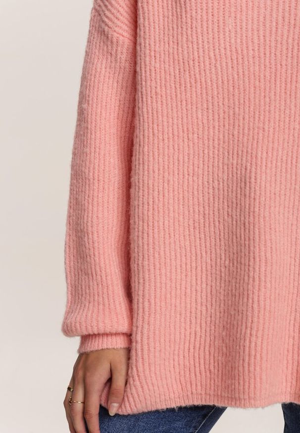 Renee - Łososiowy Golf Oversize Malia. Okazja: na co dzień. Typ kołnierza: golf. Kolor: różowy. Materiał: jeans, dzianina, wiskoza, skóra. Długość rękawa: długi rękaw. Długość: długie. Wzór: prążki, ze splotem. Styl: casual, klasyczny