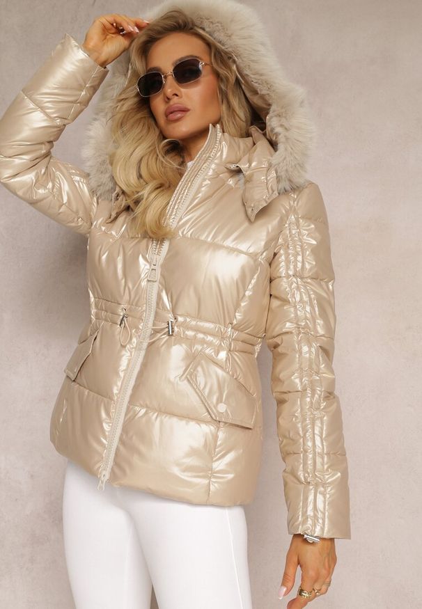 Renee - Jasnobeżowa Pikowana Kurtka z Szerokim Kapturem z Futrzanym Kołnierzem Domenica. Kolor: beżowy. Materiał: futro
