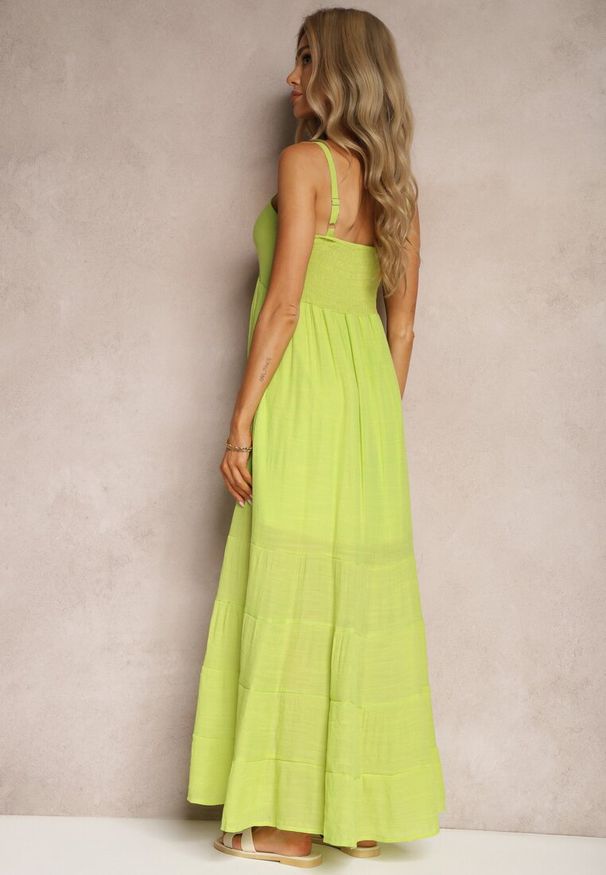 Renee - Jasnozielona Sukienka z Dodatkiem Bawełny na Ramiączkach z Regulacją oraz Gumką z Tyłu Tinanoras. Okazja: na co dzień. Typ kołnierza: dekolt kwadratowy. Kolor: zielony. Materiał: bawełna. Długość rękawa: na ramiączkach. Sezon: lato. Typ sukienki: proste. Styl: casual