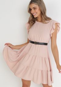 Born2be - Jasnoróżowa Sukienka z Gumką i Paskiem w Talii Ozdobiona Falbankami Deliga. Okazja: na co dzień. Typ kołnierza: kołnierz z falbankami. Kolor: różowy. Wzór: aplikacja. Styl: casual #4