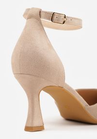 Born2be - Ciemnobeżowe Czółenka Vices z Imitacji Zamszu na Obcasie Klepsydra Esiriva. Okazja: na co dzień. Nosek buta: szpiczasty. Zapięcie: pasek. Kolor: beżowy. Materiał: zamsz. Obcas: na obcasie. Styl: wizytowy, casual, klasyczny. Wysokość obcasa: średni #7