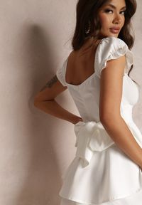 Renee - Biała Sukienka Kephenia. Typ kołnierza: kołnierz z falbankami. Kolor: biały. Materiał: materiał. Wzór: aplikacja. Sezon: lato. Długość: mini #4