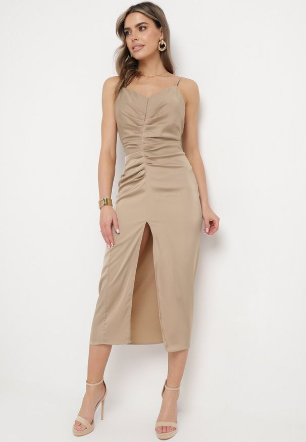 Born2be - Beżowa Satynowa Sukienka Koktajlowa z Ozdobnym Drapowaniem i Rozcięciem Saligurtia. Okazja: na imprezę. Kolor: beżowy. Materiał: satyna. Długość rękawa: na ramiączkach. Wzór: aplikacja. Sezon: lato. Styl: wizytowy