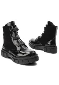 Czarne Botki Karino Damskie Modne Obuwie Jesienne. Kolor: czarny. Materiał: skóra, lakier, jeans. Sezon: jesień. Styl: rockowy