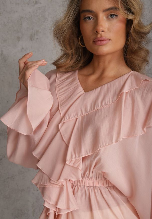 Renee - Różowa Bluzka w Typie Boho Ozdobiona Falbanami Sarlyss. Okazja: na co dzień. Typ kołnierza: dekolt w kształcie V. Kolor: różowy. Materiał: jeans. Długość rękawa: długi rękaw. Długość: długie. Wzór: aplikacja. Styl: boho