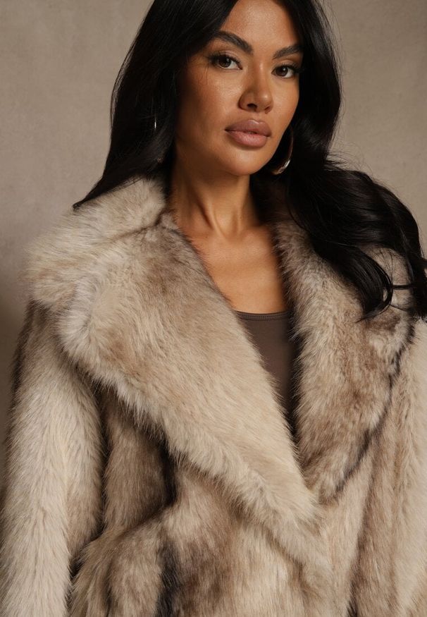 Renee - Beżowa Jednorzędowa Kurtka Futerko z Szerokim Kołnierzem Tesandra. Okazja: na co dzień. Kolor: beżowy. Materiał: futro. Styl: casual, klasyczny, retro