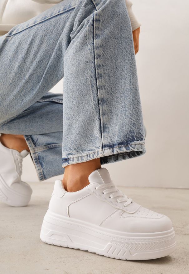 Born2be - Białe Sneakersy VICES na Grubej Tłoczonej Podeszwie Riovelle. Okazja: na co dzień. Kolor: biały. Materiał: jeans