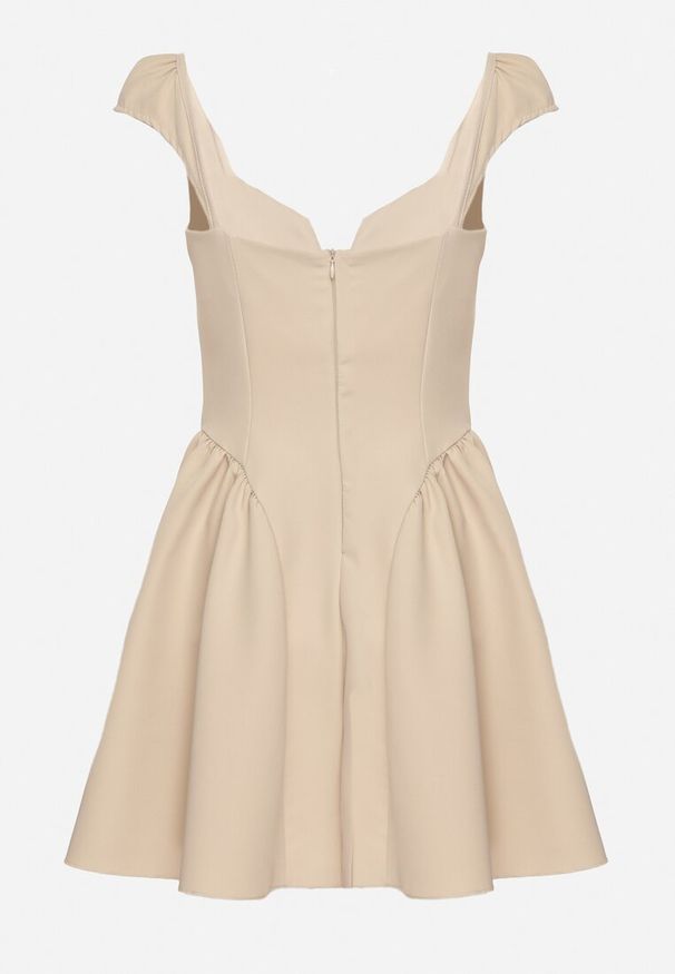 Born2be - Beżowa Rozkloszowana Sukienka z Ozdobnym Dekoltem i Guzikami Salasesia. Okazja: na co dzień. Typ kołnierza: dekolt kwadratowy. Kolor: beżowy. Styl: elegancki, casual