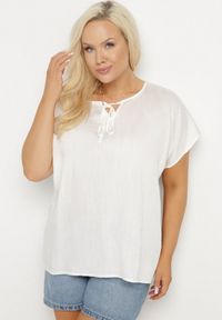 Born2be - Biała Bluzka z Wiskozą Wiązana przy Dekolcie Dovarelle. Okazja: na co dzień. Kolekcja: plus size. Kolor: biały. Materiał: wiskoza. Długość rękawa: krótki rękaw. Długość: krótkie. Styl: casual, elegancki #6