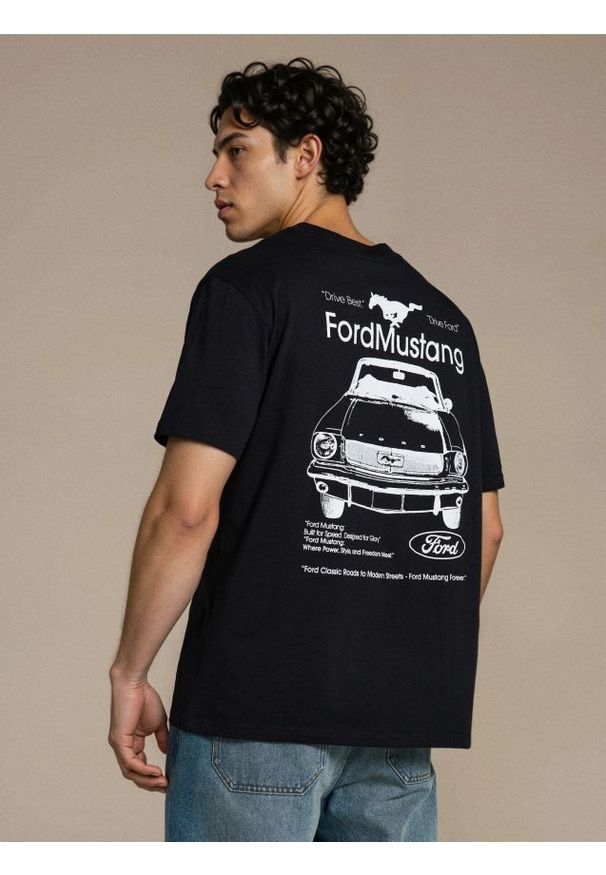 Sinsay - Bawełniana koszulka z nadrukiem na plecach Ford - czarny. Kolor: czarny. Materiał: bawełna. Wzór: nadruk