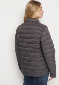 Born2be - Szara Pikowana Kurtka o Prostym Kroju z Niską Stójką Zeniva. Okazja: na co dzień, na spacer. Typ kołnierza: kołnierzyk stójkowy. Kolekcja: plus size. Kolor: szary. Materiał: dzianina, jeans. Styl: casual #5