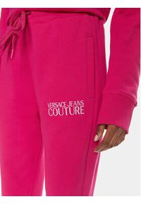 Versace Jeans Couture Spodnie dresowe 76HAAT01 Różowy Regular Fit. Kolor: różowy. Materiał: bawełna #5