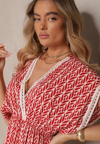 Renee - Czerwona Sukienka Rozkloszowana z Bawełny Wykończona Koronką Lanadria. Kolor: czerwony. Materiał: bawełna, koronka. Wzór: koronka