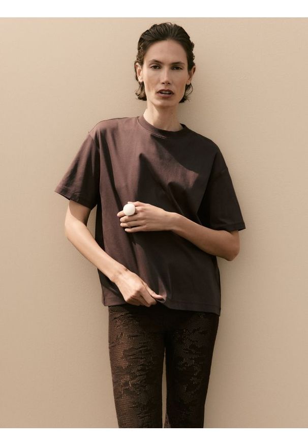 Reserved - T-shirt oversize z merceryzowanej bawełny - ciemnobrązowy. Kolor: brązowy. Materiał: bawełna