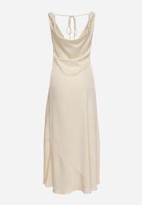 Born2be - Jasnobeżowa Sukienka Vices z Ozdobnym Tyłem i Wiązaniem Zimea. Okazja: na wesele, na randkę, na ślub cywilny, na imprezę. Kolor: beżowy. Styl: klasyczny #5