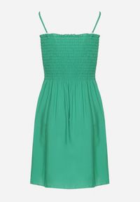 Born2be - Zielona Bawełniana Sukienka na Ramiączkach z Marszczonym Dekoltem Krisele. Okazja: na randkę, na spacer, na co dzień. Kolor: zielony. Materiał: bawełna. Długość rękawa: na ramiączkach. Sezon: lato. Typ sukienki: proste. Styl: casual #7