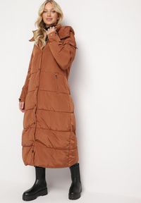 Born2be - Brązowa Długa Kurtka Płaszcz Pikowana z Kapturem Bellique. Typ kołnierza: kaptur. Kolor: brązowy. Długość: długie. Wzór: aplikacja #5
