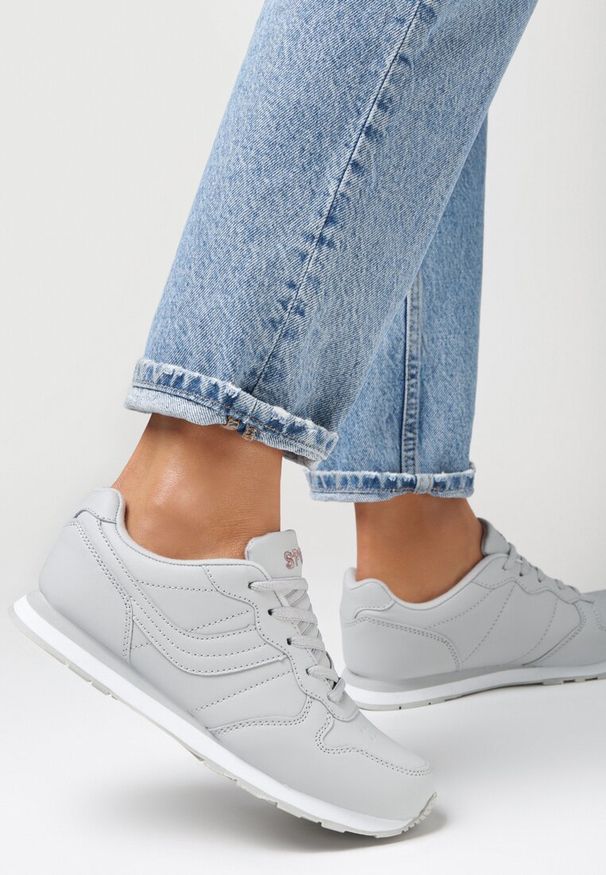 Born2be - Jasnoszare Buty Sportowe Laodosa. Okazja: na co dzień. Wysokość cholewki: przed kostkę. Kolor: szary. Materiał: materiał. Szerokość cholewki: normalna. Wzór: aplikacja, napisy, haft