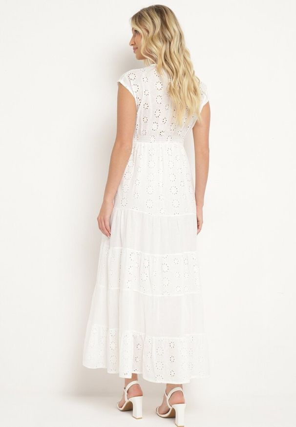 Born2be - Biała Bawełniana Rozkloszowana Sukienka z Ażurowym Wzorem i Gumką w Talii Ozdobiona Guzikami Venevia. Typ kołnierza: dekolt w kształcie V. Kolor: biały. Materiał: bawełna. Wzór: ażurowy, aplikacja. Styl: elegancki, klasyczny