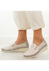 Beżowe przewiewne skórzane półbuty damskie na koturnie T.Sokolski W26-275. Okazja: na co dzień. Zapięcie: bez zapięcia. Kolor: beżowy. Szerokość cholewki: normalna. Wzór: ażurowy. Materiał: skóra. Sezon: wiosna, lato, jesień. Obcas: na koturnie. Styl: casual, klasyczny #1