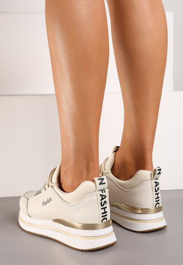 Born2be - Beżowe Sneakersy na Grubszej Podeszwie ze Sznurowaniem z Metaliczną Wstawką Zosemia. Nosek buta: okrągły. Kolor: beżowy. Materiał: materiał. Obcas: na obcasie. Wysokość obcasa: niski