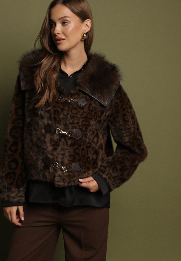 Born2be - Brązowa Panterkowa Kurtka Futerko o Krótkim Kroju z Ozdobnymi Zapięciami Otiluna. Okazja: na co dzień. Kolor: brązowy. Materiał: futro. Długość: krótkie. Wzór: motyw zwierzęcy. Styl: casual