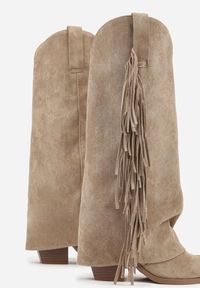 Renee - Ciemnobeżowe Kozaki Kowbojki na Stożku z Cholewką Imitującą Nogawkę z Frędzlami Monettea. Kolor: beżowy. Materiał: jeans. Szerokość cholewki: normalna. Obcas: na stożku