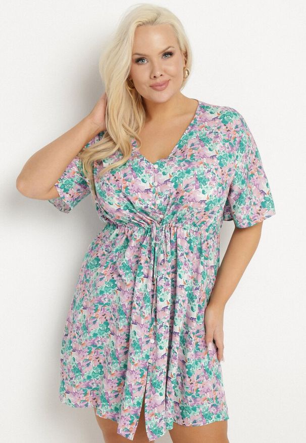 Born2be - Miętowa Koszulowa Sukienka z Wiskozą Ozdobiona Wiązaniem Edirilira. Okazja: na co dzień. Typ kołnierza: dekolt w kształcie V. Kolor: miętowy. Wzór: aplikacja. Typ sukienki: koszulowe. Materiał: wiskoza. Długość rękawa: krótki rękaw. Sezon: lato. Styl: klasyczny, casual, elegancki