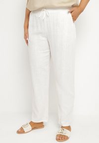 Born2be - Białe Spodnie z Lnem i Elastyczną Gumką w Pasie Nativena. Okazja: na co dzień. Kolekcja: plus size. Kolor: biały. Materiał: len. Styl: casual