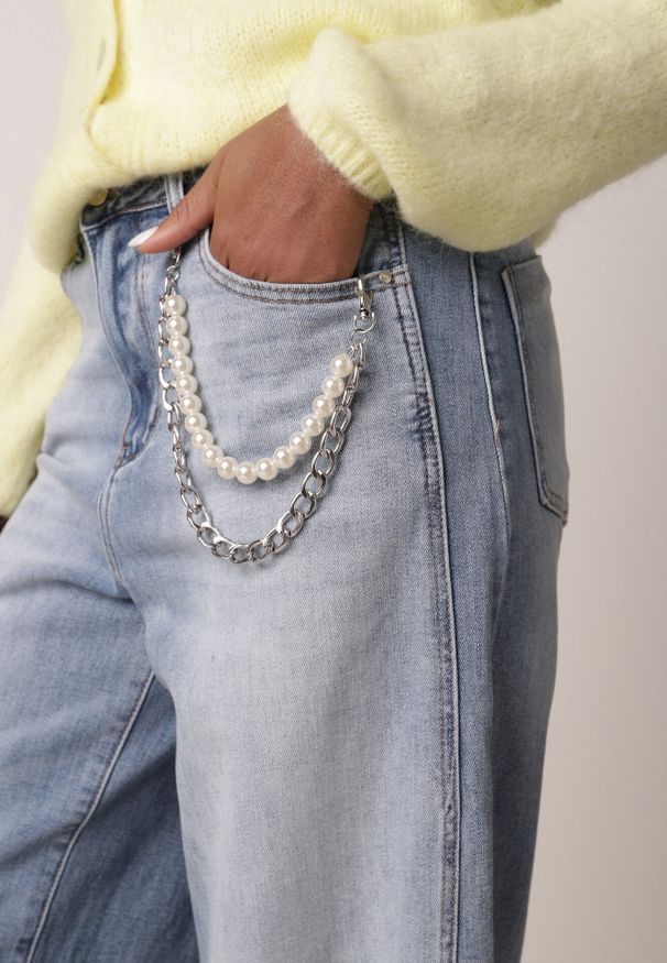 Born2be - Niebieskie Jeansy Szerokie Wysoki Stan z Bawełną i Ozdobnym Łańcuchem Antiolea. Stan: podwyższony. Kolor: niebieski. Styl: elegancki, klasyczny