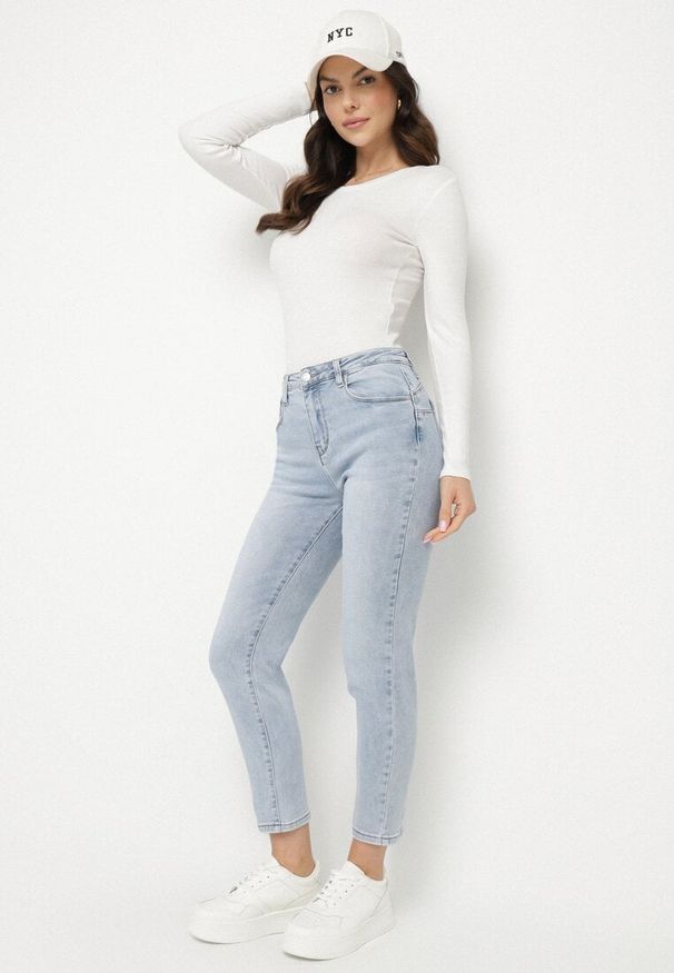 Born2be - Jasnoniebieskie Bawełniane Jeansy o Dopasowanym Kroju Galiren. Okazja: na co dzień. Kolor: niebieski. Styl: klasyczny, casual