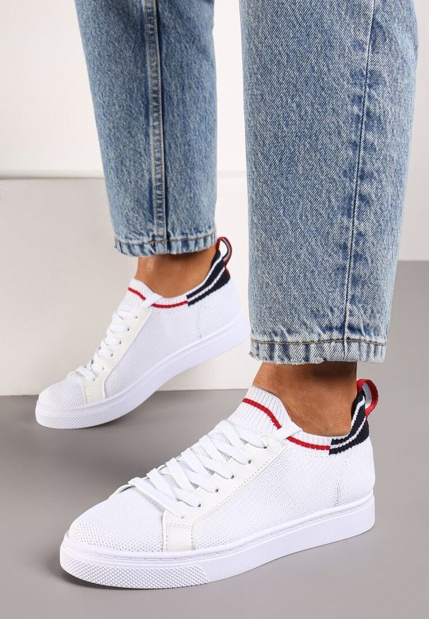 Born2be - Biało-Granatowe Wsuwane Sneakersy z Ekoskóry na Płaskiej Podeszwie ze Sznurowaniem Harvena. Nosek buta: okrągły. Zapięcie: bez zapięcia. Kolor: biały. Materiał: materiał. Sezon: lato. Obcas: na płaskiej podeszwie. Wysokość obcasa: niski