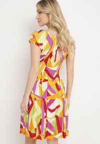 Born2be - Żółto-Fioletowa Rozkloszowana Wiskozowa Sukienka z Ozdobnymi Guzikami i Gumką w Talii Moonweia. Okazja: na spacer, do pracy, na co dzień. Kolor: żółty. Materiał: wiskoza. Typ sukienki: proste. Styl: casual #6