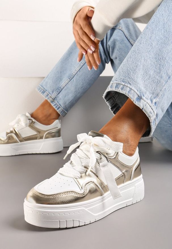 Born2be - Biało-Złote Sneakersy na Grubej Podeszwie z Ozdobnymi Sznurówkami i Zawieszką Xalenia. Okazja: na co dzień. Nosek buta: okrągły. Zapięcie: sznurówki. Kolor: biały. Materiał: jeans, materiał. Obcas: na obcasie. Wysokość obcasa: niski