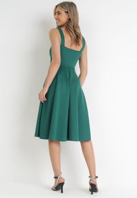 Born2be - Zielona Rozkloszowana Sukienka Midi na Ramiączkach z Głębokim Dekoltem Maudia. Kolor: zielony. Długość rękawa: na ramiączkach. Długość: midi