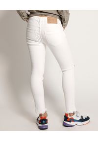 ONETEASPOON - Białe jeansy Freebirds II. Kolor: biały. Wzór: aplikacja, kolorowy. Sezon: lato #5