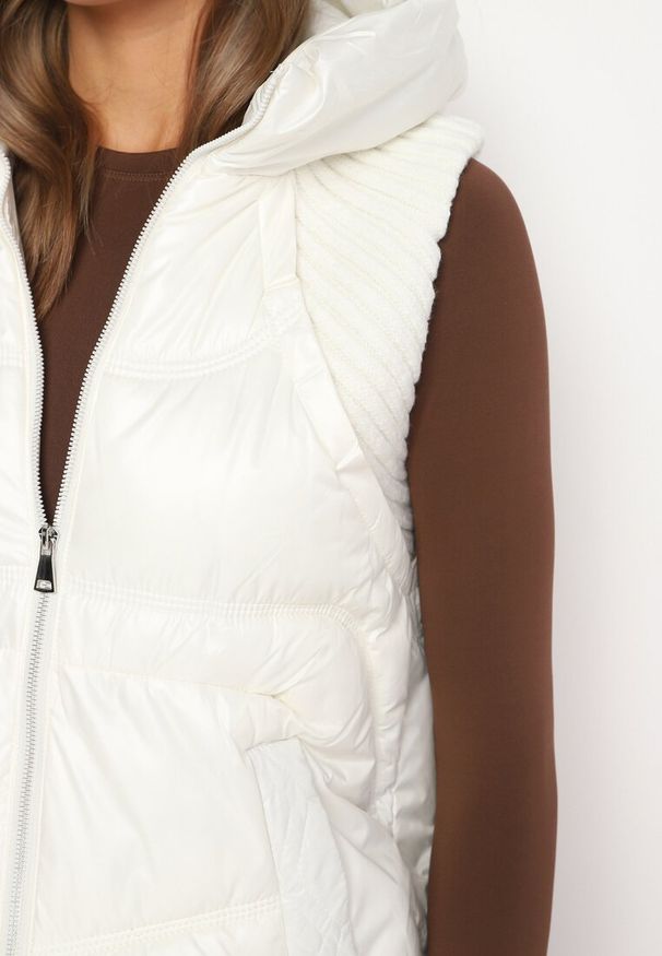 Born2be - Biała Pikowana Kamizelka z Kapturem i Ściągaczami Timorae. Okazja: na spacer. Typ kołnierza: kaptur. Kolor: biały. Materiał: jeans