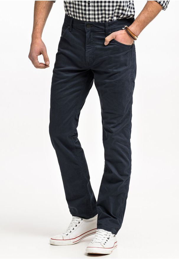 Wrangler - WRANGLER GREENSBORO MĘSKIE SPODNIE MATERIAŁOWE CHINO CHINOSY MARINE NAVY W15QOFB14 112320811. Materiał: materiał. Styl: marine