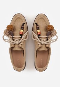 Renee - Beżowe Mokasyny VICES ze Skórzaną Wkładką i Pomponami Loraerin. Nosek buta: okrągły. Kolor: beżowy. Materiał: skóra. Wzór: aplikacja. Obcas: na obcasie. Wysokość obcasa: niski #5