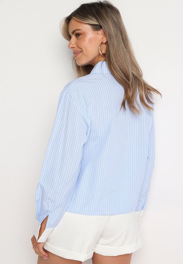 Born2be - Niebieska Klasyczna Koszula w Paski na Guziki z Ozdobnymi Kieszeniami Vironea. Okazja: na spotkanie biznesowe, na co dzień. Kolor: niebieski. Materiał: jeans. Długość rękawa: długi rękaw. Długość: długie. Wzór: paski. Styl: klasyczny