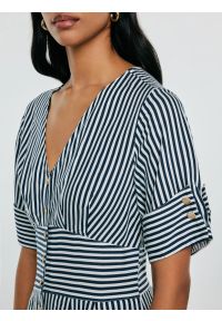 Big-Star - Sukienka damska midi z wiskozy w paski granatowo-białe Zissa 403. Okazja: do pracy, na co dzień, na spotkanie biznesowe. Kolor: niebieski. Materiał: wiskoza. Długość rękawa: krótki rękaw. Wzór: paski. Styl: biznesowy, klasyczny, casual. Długość: midi #7