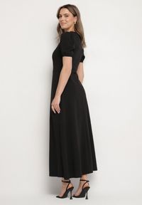 Born2be - Czarna Sukienka Rozkloszowana z Trójkątnym Dekoltem Efralinae. Okazja: na imprezę, na spacer. Kolor: czarny. Sezon: lato. Typ sukienki: rozkloszowane. Styl: elegancki, klasyczny #2