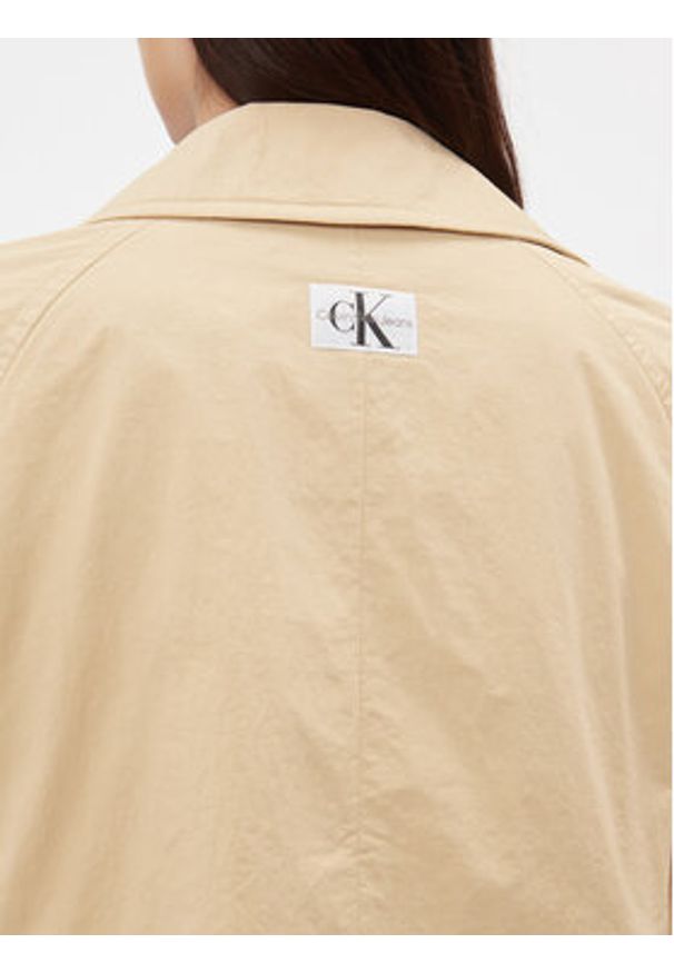 Calvin Klein Jeans Trencz J20J222582 Beżowy Regular Fit. Kolor: beżowy. Materiał: syntetyk