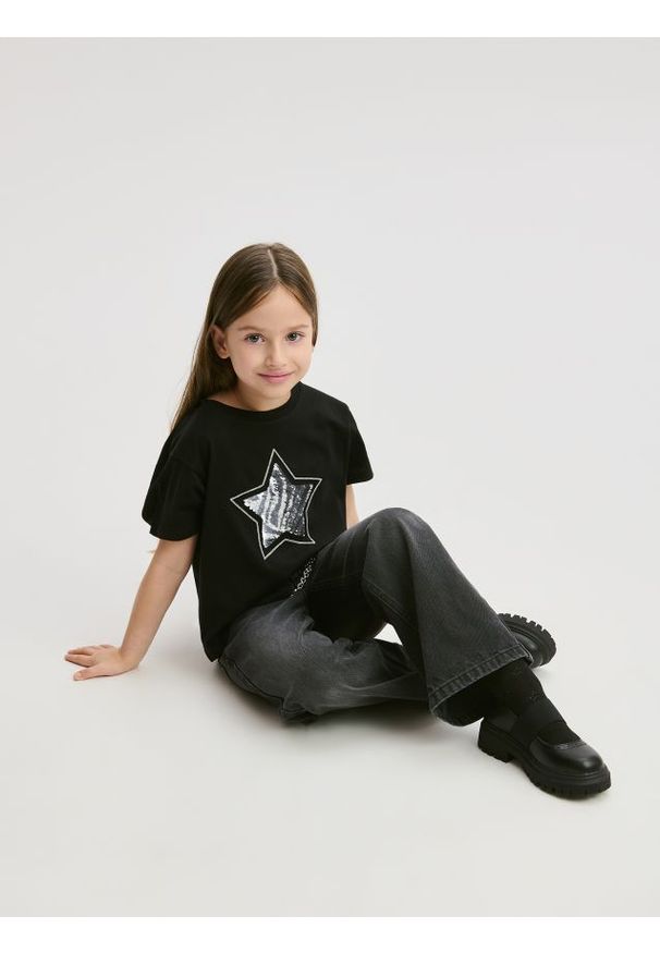 Reserved - T-shirt z cekinową aplikacją - czarny. Kolor: czarny. Materiał: bawełna. Długość: krótkie. Wzór: aplikacja