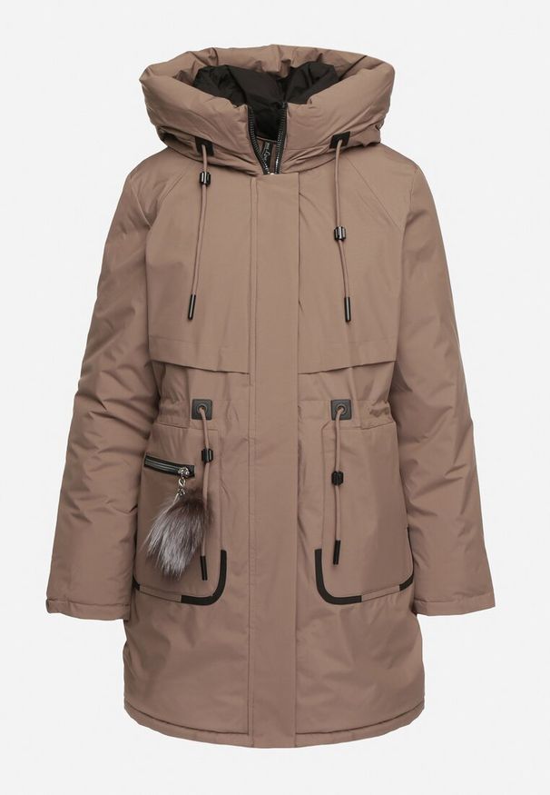 Born2be - Brązowa Kurtka Parka z Kapturem i Ozdobną Zawieszką Ściągana w Pasie Zerilie. Okazja: na co dzień, na spacer. Typ kołnierza: kaptur. Kolor: brązowy. Materiał: jeans. Styl: klasyczny, elegancki, casual