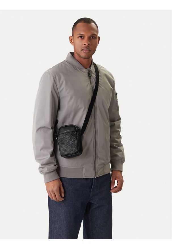 Calvin Klein Saszetka Emblem Aop Emboss Slim Reporter LV04D3228G Czarny. Kolor: czarny. Materiał: skóra